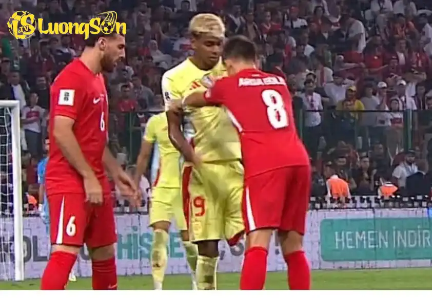 Lamine Yamal và Arda Guler suýt va chạm sau một tình huống đá phạt.